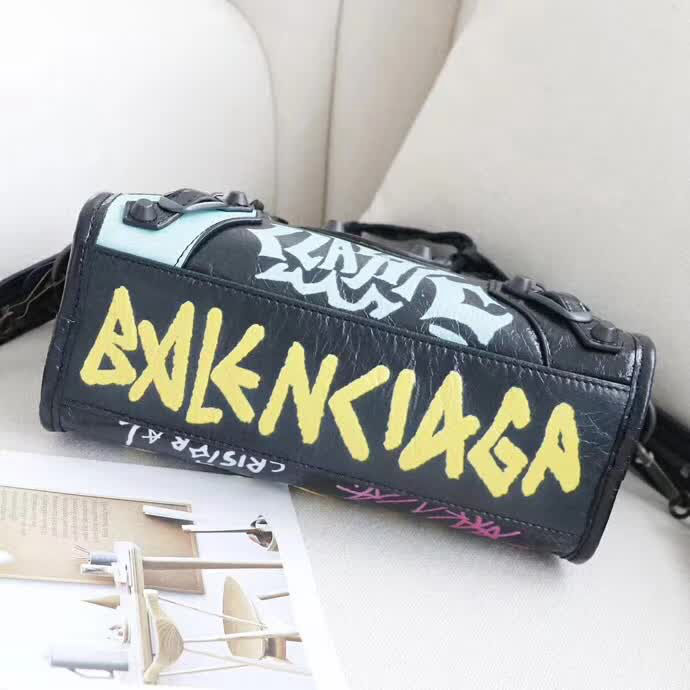 BALENCIAG巴黎世家 塗鴉機車包 QC057 爆裂紋羊皮 手提肩背斜挎包  BL1853